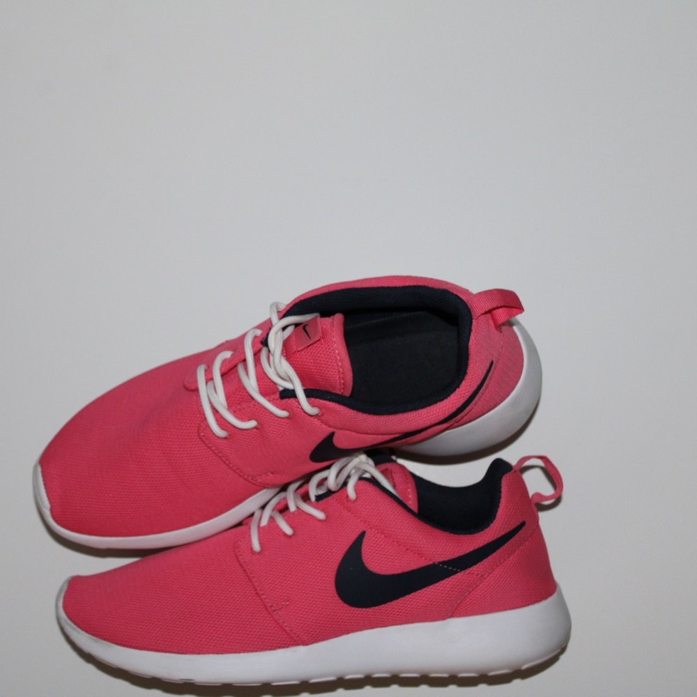 Nike Women's Nike Roshe One Sea Coral/Obsidian-White Used